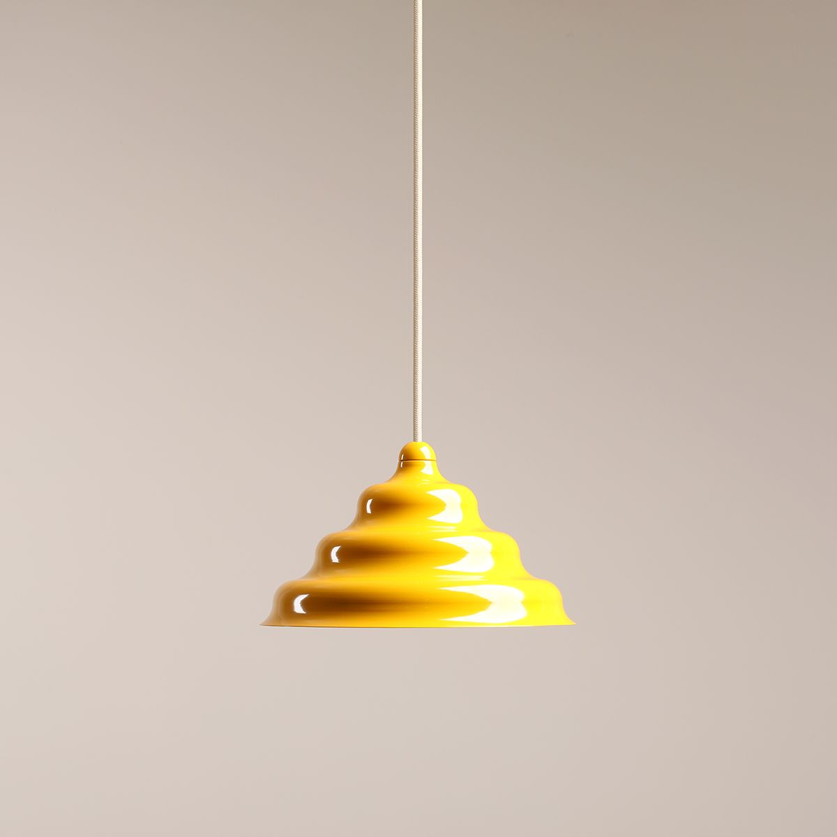 Wave Ø23 Keltainen kattovalaisin valmistajalta Artera - Wave on moderni riipus retro-designilla, joka tekee siitä monipuolisen valaistuksen ja sopii jokaiseen kotiin.