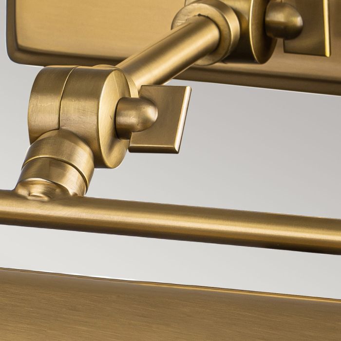 Winchfield 45cm Antiikki messinki valmistajalta Elstead Lighting - Winchfield-kuvavalaisinsarjassa yhdistyvät moderni, 1900-luvun puolivälin retrotyyli ja tyylikkäästi kaarevia sävyjä.