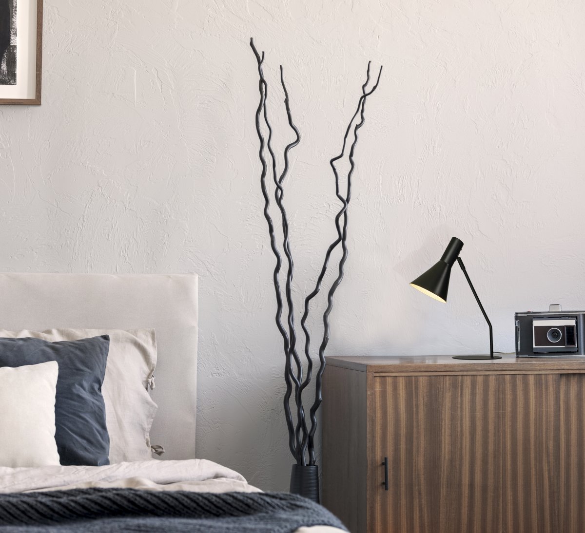 Ceres 46cm Musta työpöytävalaisin valmistajalta Aneta Lighting - CERES-pöytävalaisimessa on tyylikäs ja ajaton muotoilu suorilla ja siisteillä muodoilla.