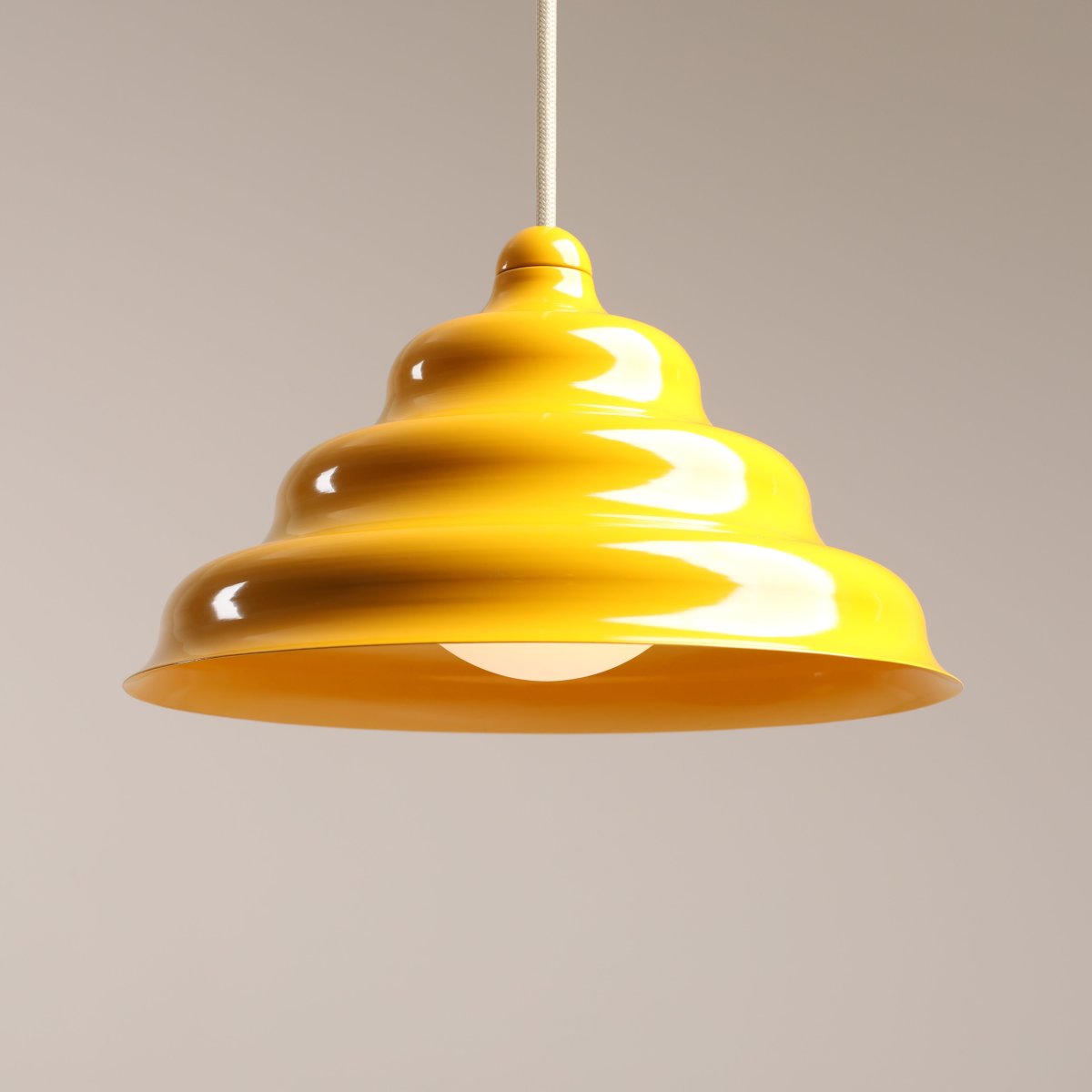 Wave Ø23 Keltainen kattovalaisin valmistajalta Artera - Wave on moderni riipus retro-designilla, joka tekee siitä monipuolisen valaistuksen ja sopii jokaiseen kotiin.