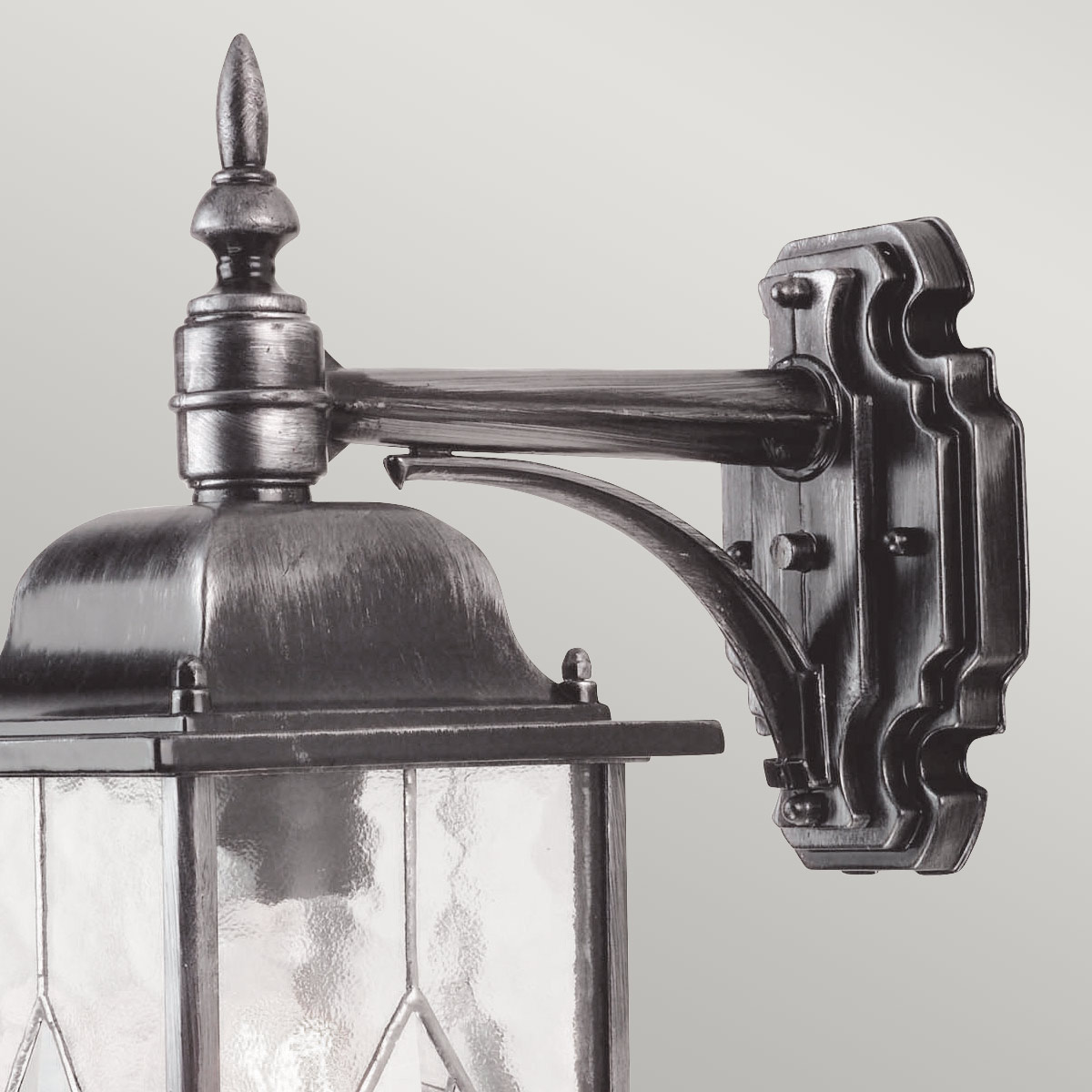Wexford Hopea ulkovalo valmistajalta Elstead Lighting - Se on valmistettu alumiinista, ja siinä on elegantti tummanhopeinen viimeistely sekä koristeelliset lyijykuvioiset lasiosat.
