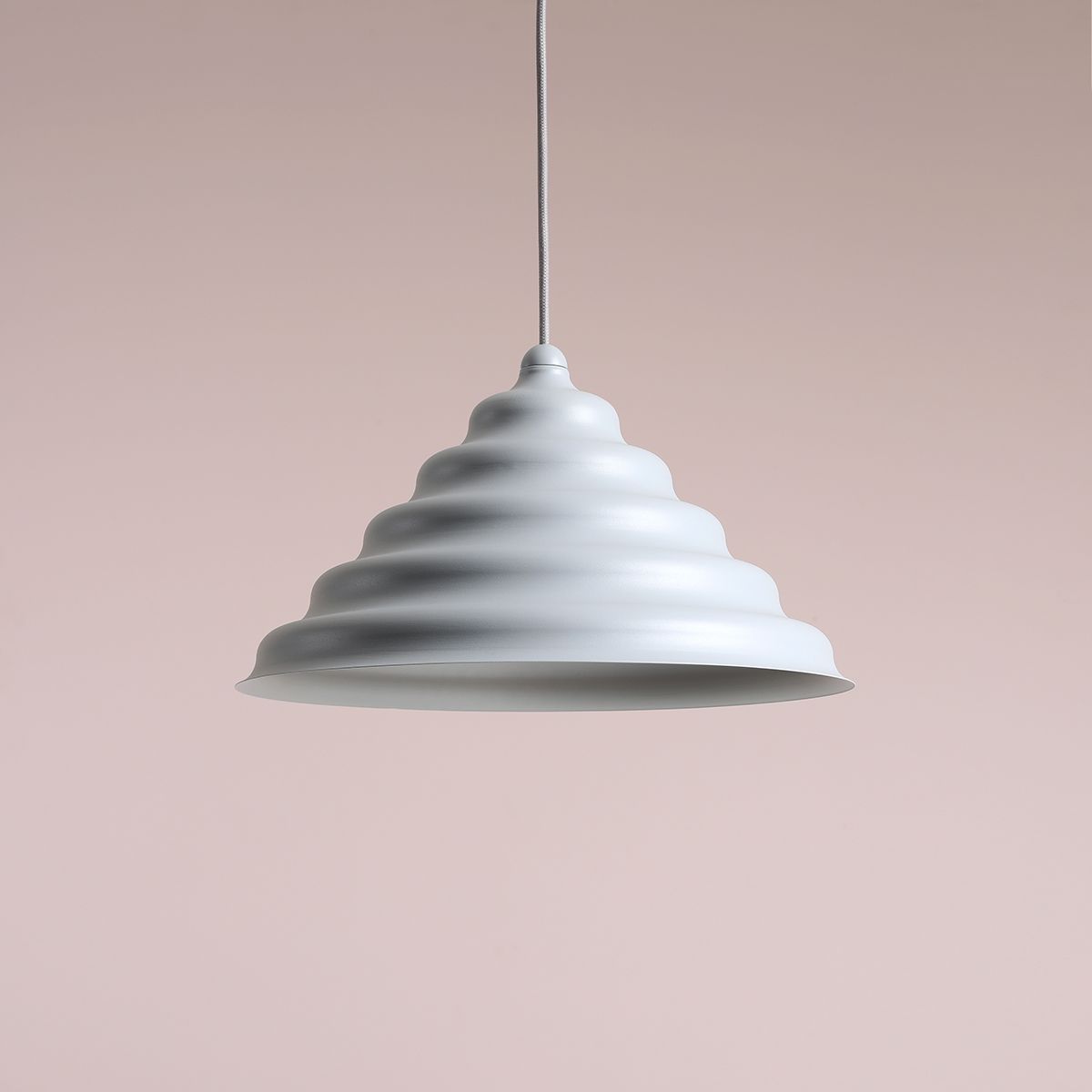 Wave Ø36 Sininen kattovalaisin valmistajalta Artera - Wave on moderni riipus retro-designilla, joka tekee siitä monipuolisen valaistuksen ja sopii jokaiseen kotiin.