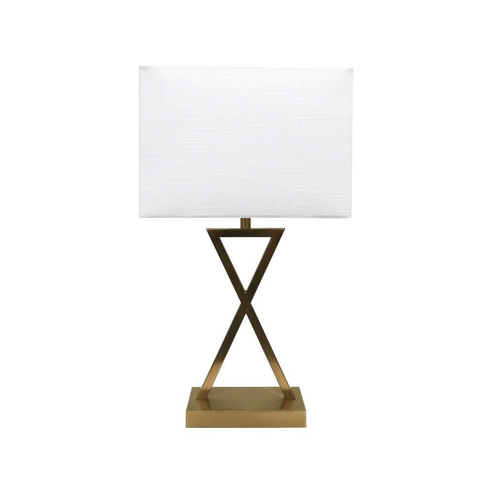 X-factor 54cm Messinki pöytävalaisin valmistajalta Nordic Lighting - X-factor-p&ouml;yt&auml;valaisin yhdist&auml;&auml; modernin geometrisen metallijalustan eleganttiin messinkipintaan ja valkoiseen pellavavarjostimeen.