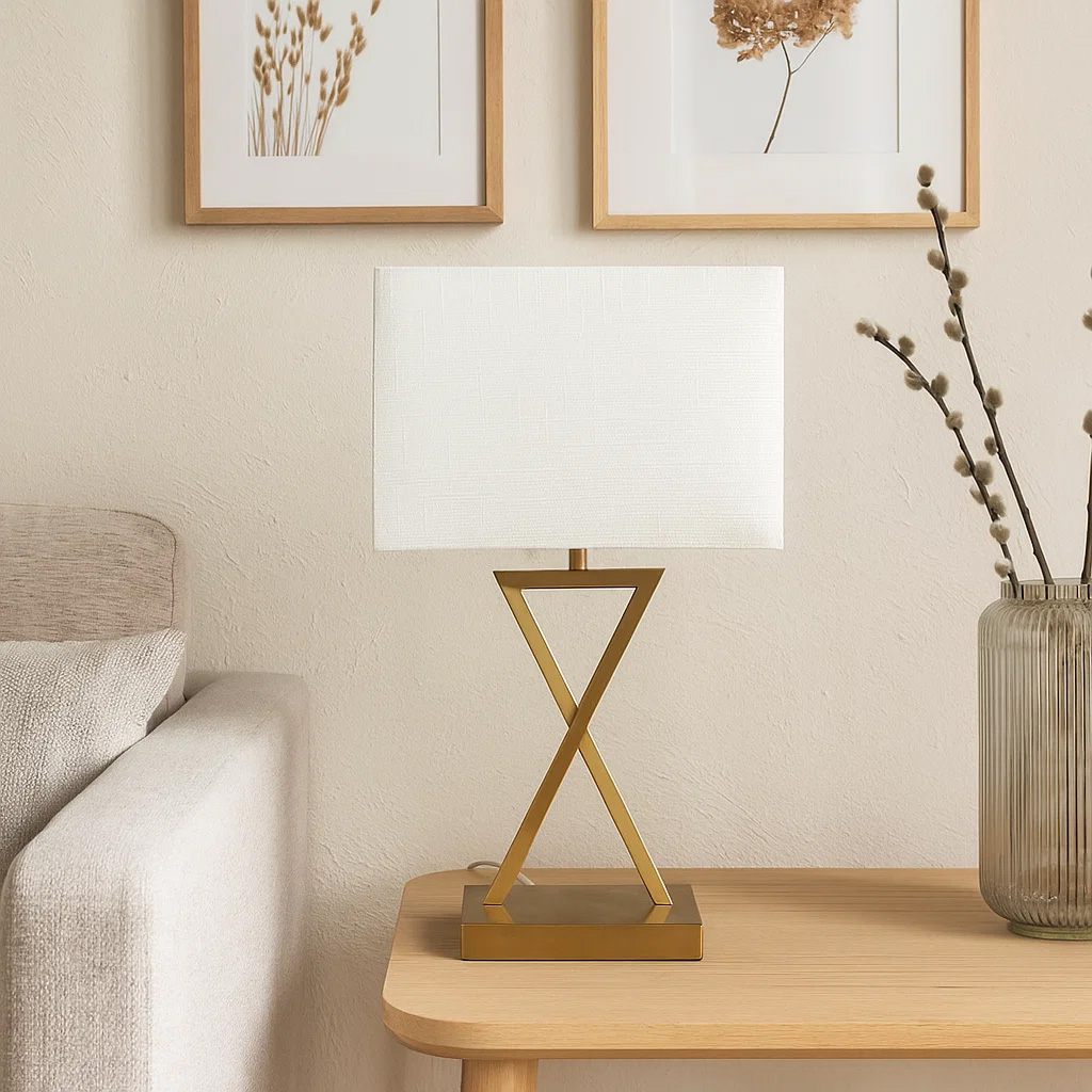 X-factor 54cm Messinki pöytävalaisin valmistajalta Nordic Lighting - X-factor-p&ouml;yt&auml;valaisin yhdist&auml;&auml; modernin geometrisen metallijalustan eleganttiin messinkipintaan ja valkoiseen pellavavarjostimeen.