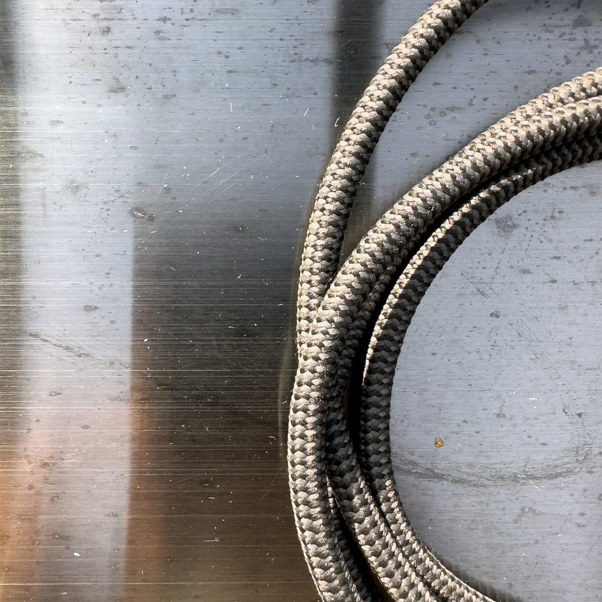 Gravity Musta valmistajalta Lightson - Joustava ja edullinen 12 voltin järjestelmä puutarhaasi, jonka voit helposti asentaa itse ja jonka voit myöhemmin rakentaa, jopa 50 metriin, jos haluat.