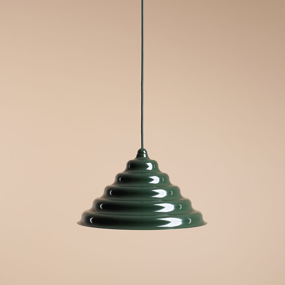 Wave Ø36 Tummanvihreä kattovalaisin valmistajalta Artera - Wave on moderni riipus retro-designilla, joka tekee siitä monipuolisen valaistuksen ja sopii jokaiseen kotiin.