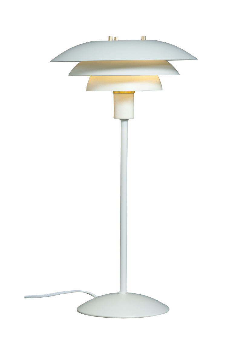 Zoomaa kuva kohteesta Epsilon 47cm Valkoinen pöytävalaisin valmistajalta Aneta Lighting - Epsilon toimitetaan kahden koristerenkaan ja -nupin kanssa, joista voit valita kromin tai mattamessingin v&auml;risen version kotiisi parhaiten sopivaksi.