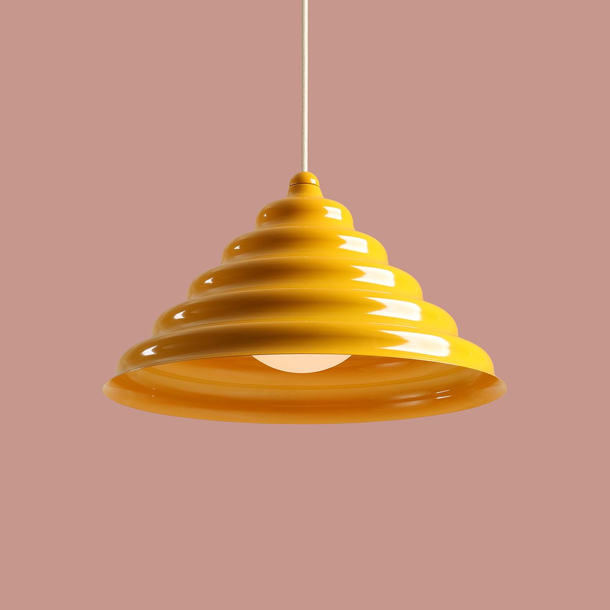 Wave Ø36 Keltainen kattovalaisin valmistajalta Artera - Wave on moderni riipus retro-designilla, joka tekee siitä monipuolisen valaistuksen ja sopii jokaiseen kotiin.