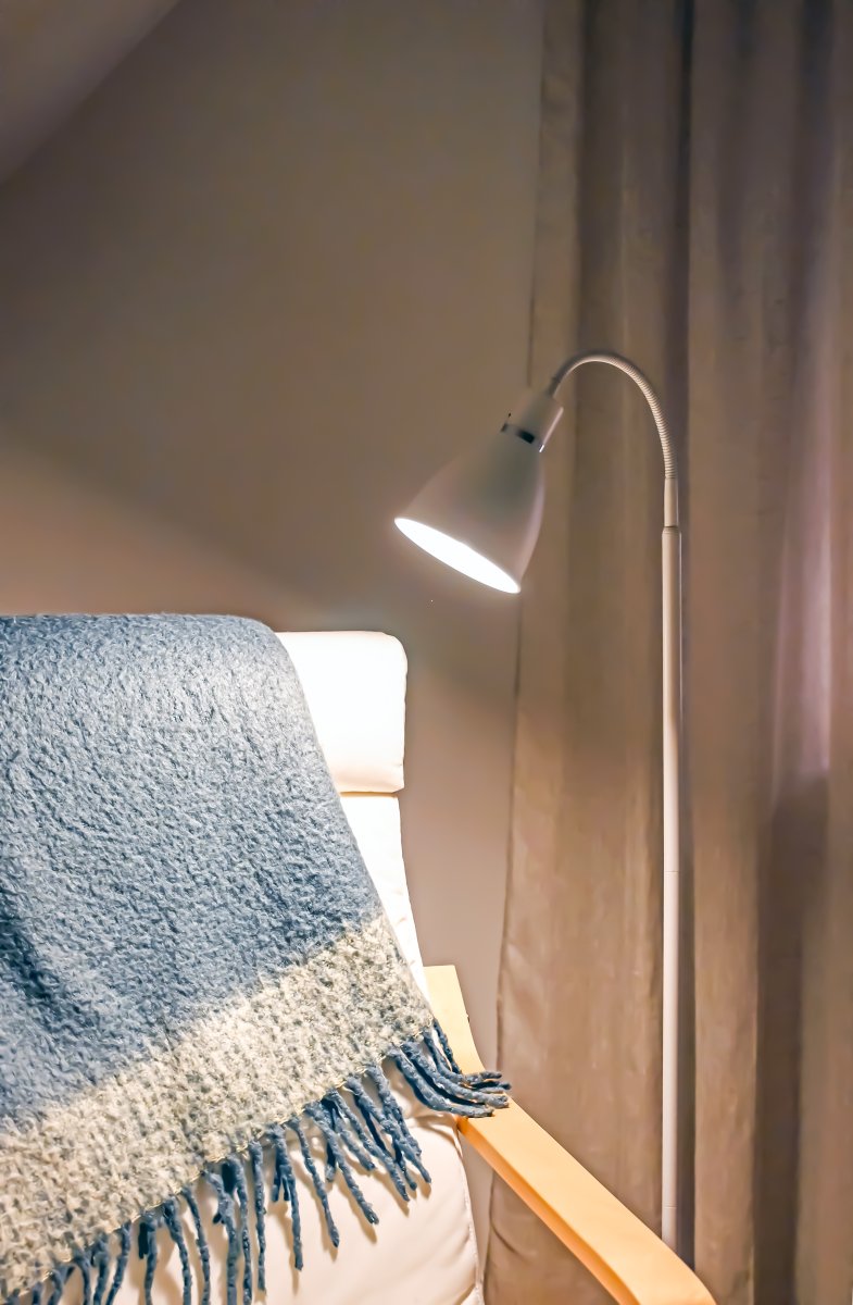 Idre 1 Valkoinen lattiavalaisin valmistajalta Aneta Lighting - Idre on tyylikäs mattavalkoinen metallilattiavalaisin, jossa on tyylikäs kromirengas.