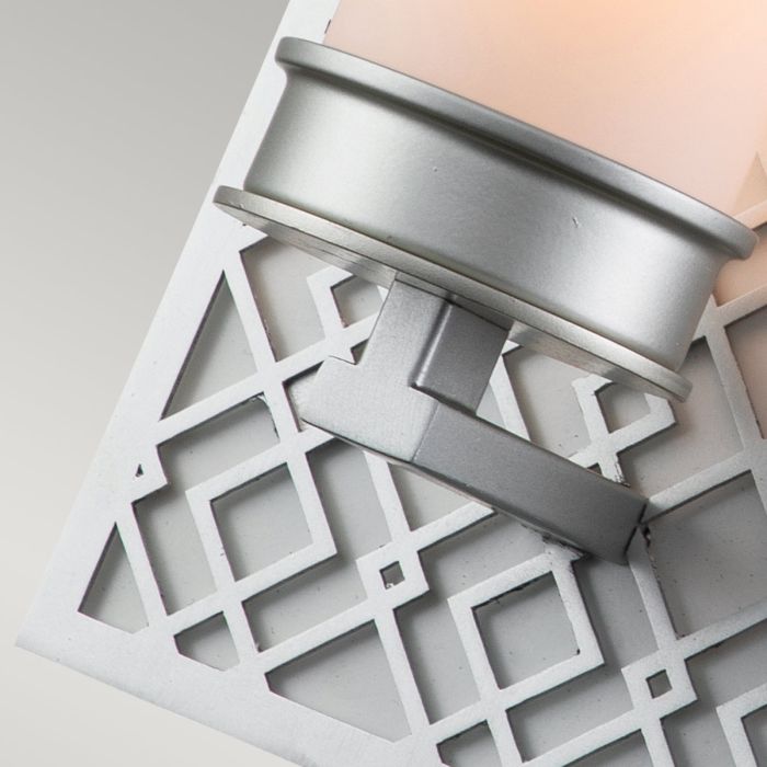 Ziggy 34cm Hopea kylpyhuoneen valaisin valmistajalta Elstead Lighting - Maalaismainen muotoilu antaa elegantin ja modernin ilmeen, ja opaalilasi luo tasaisen ja miellytt&auml;v&auml;n valonjaon.