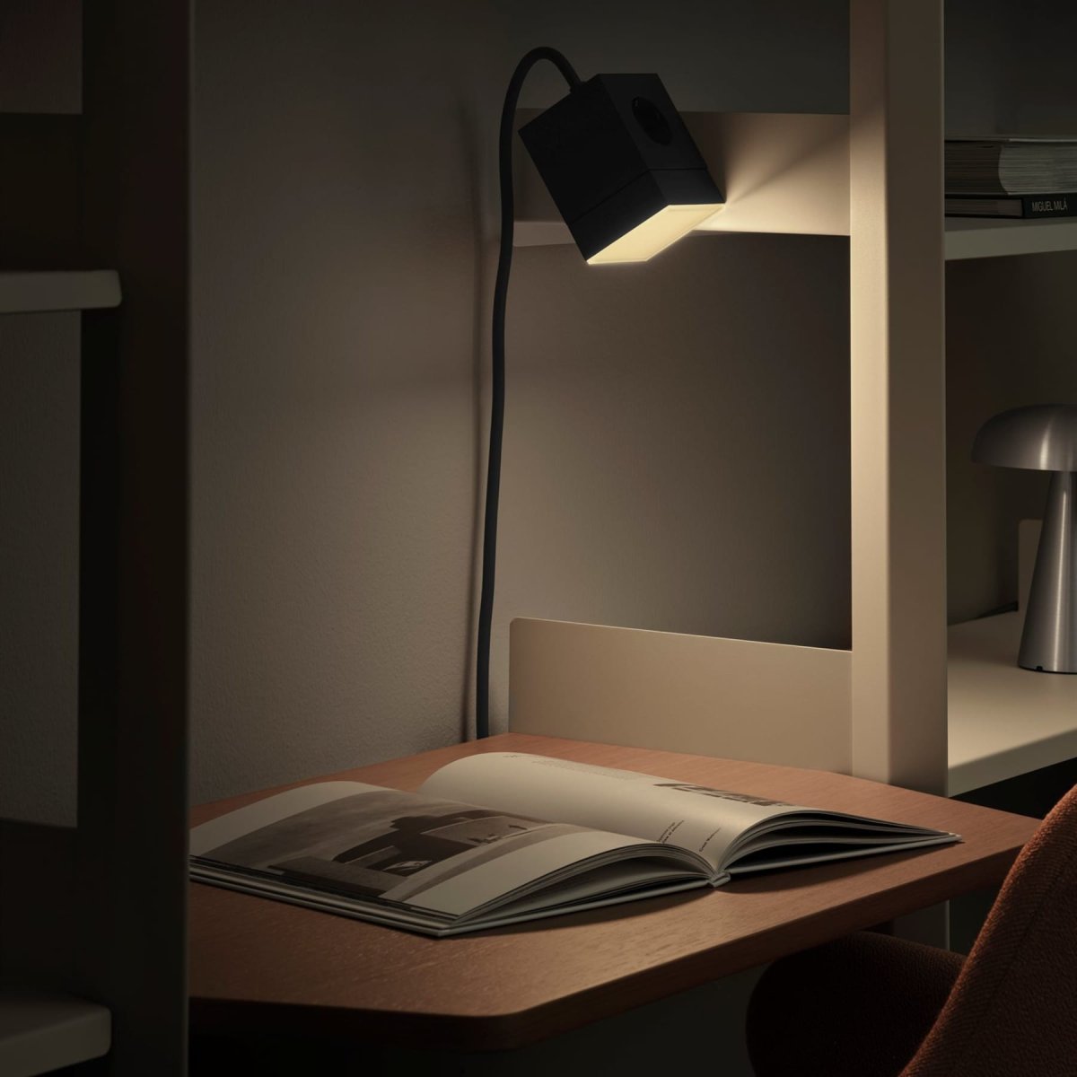LAMP 1 - EU Musta valmistajalta Avolt - Lamppu on valmistettu polykarbonaatista ja sen yläosa on satiinitusta, teksturoidusta lasista, joka levittää valoa pehmeästi ja miellyttävästi.